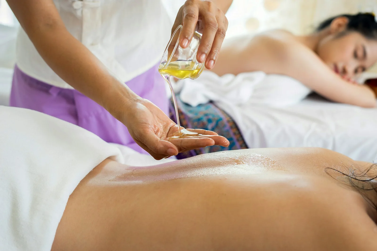 Массажист проводит процедуру в спокойном современном SPA